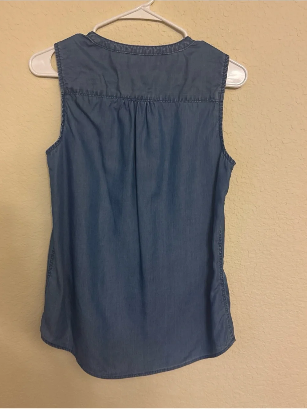 J.Crew Sleeveless Chambray Button-Front Top in Denim Blue
